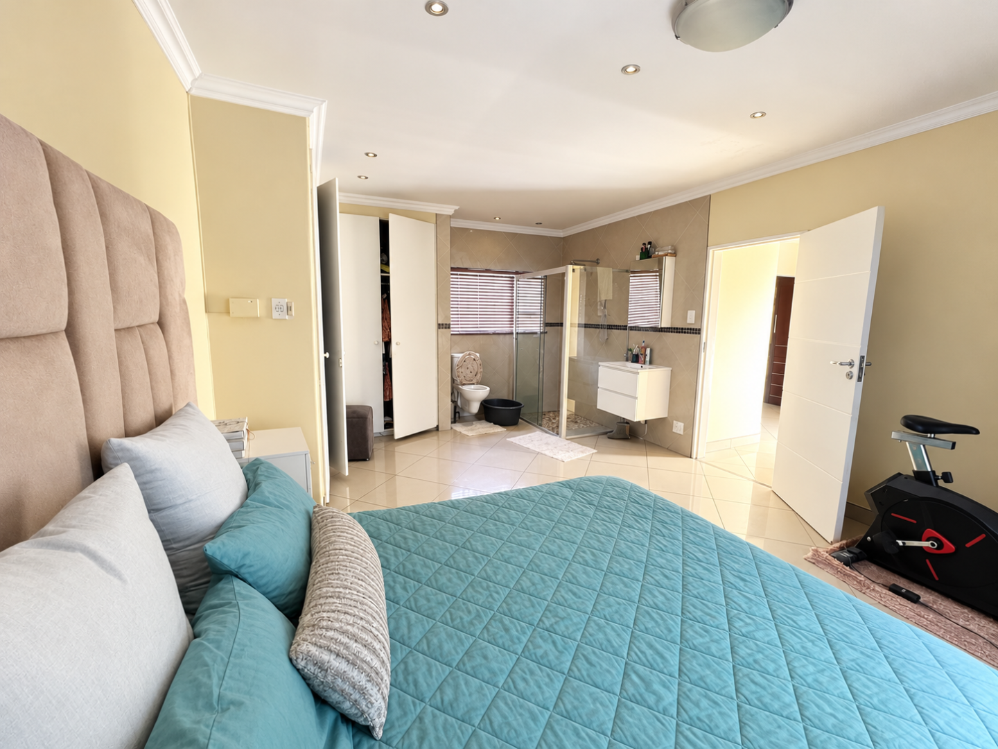 Main Bedroom with en suite bathroom