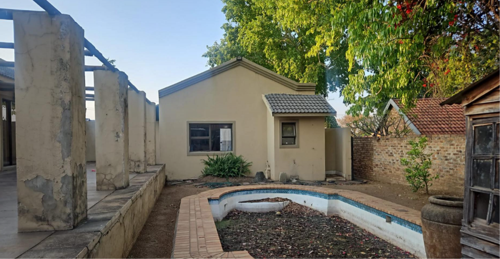 Pool and Garage with Outside Toilet