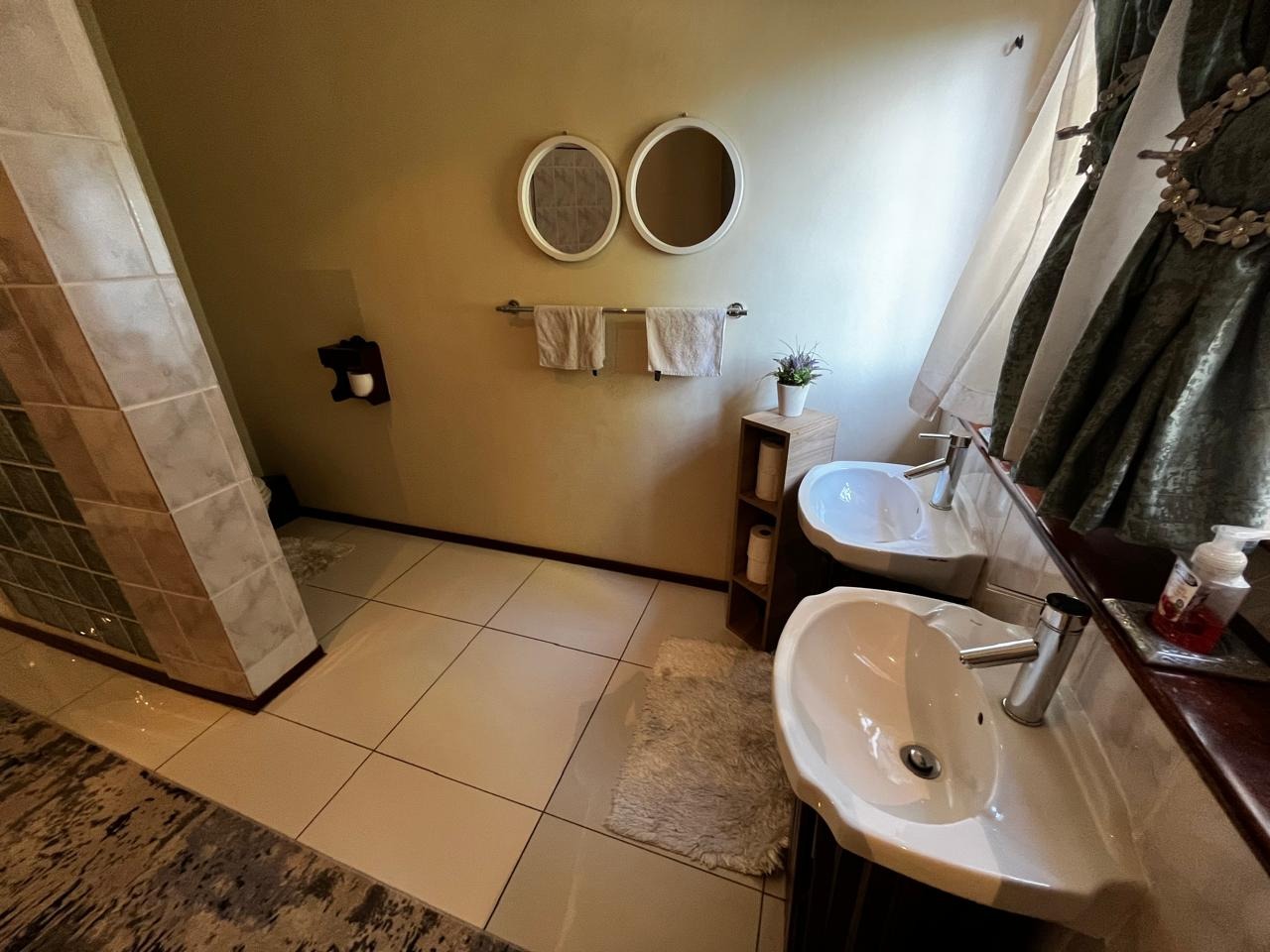 Main En-Suite