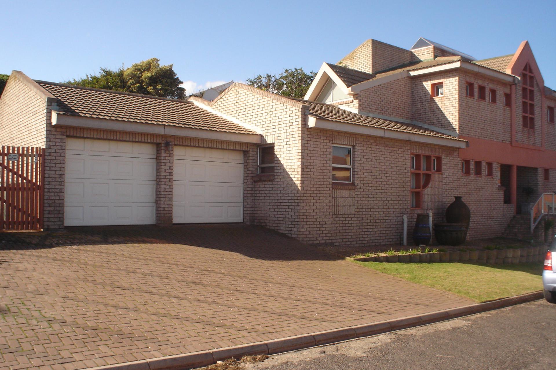 4 Bedroom House For Sale in Bluewater Bay RE/MAX™ of Southern Africa 4 Bedroom House For Sale in Bluewater Bay RE/MAX™ of Southern Africa