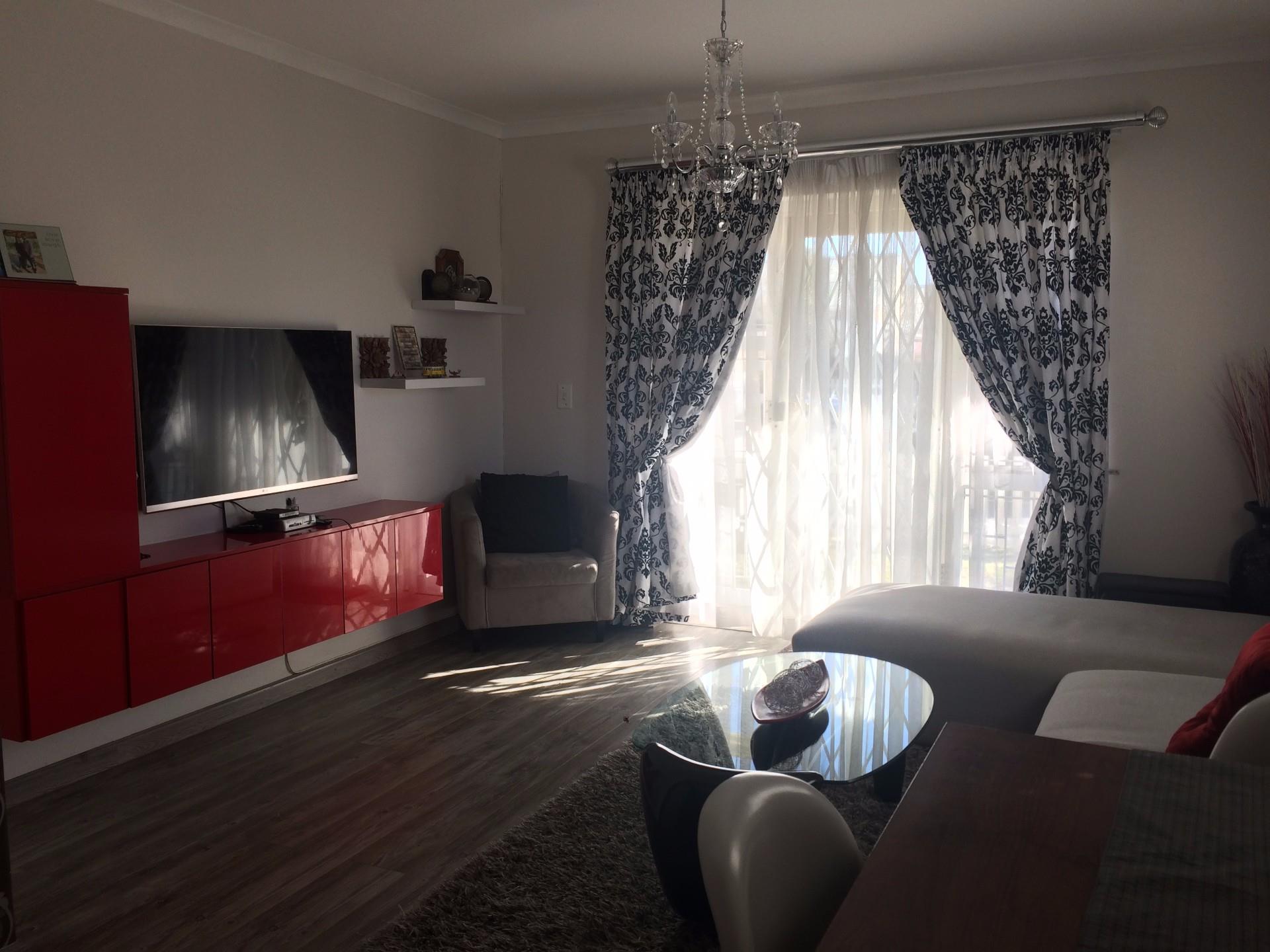 2 Bedroom Apartment / Flat To Rent in Rondebosch East RE/MAX™ of
