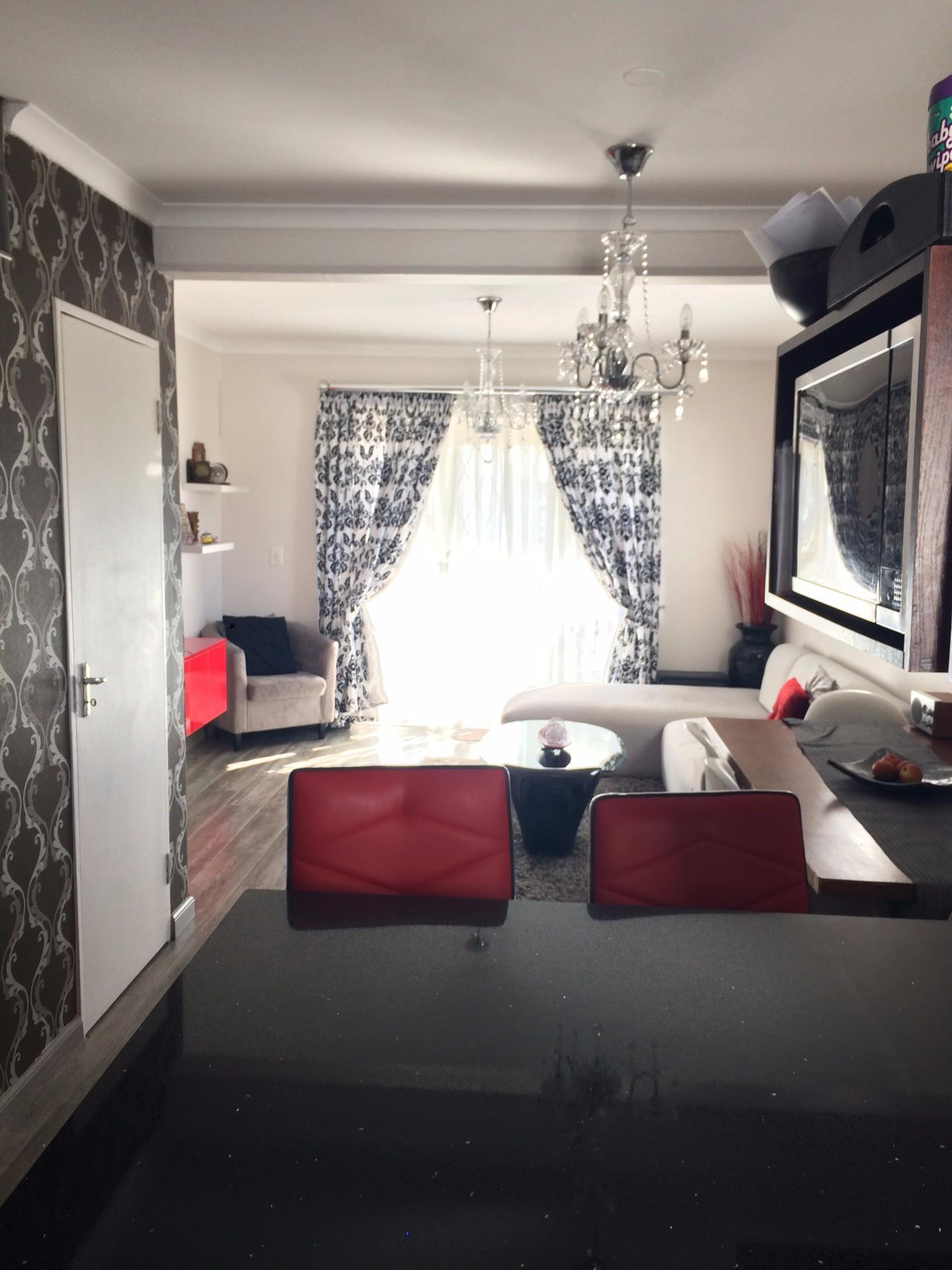 2 Bedroom Apartment / Flat To Rent in Rondebosch East RE/MAX™ of Southern Africa