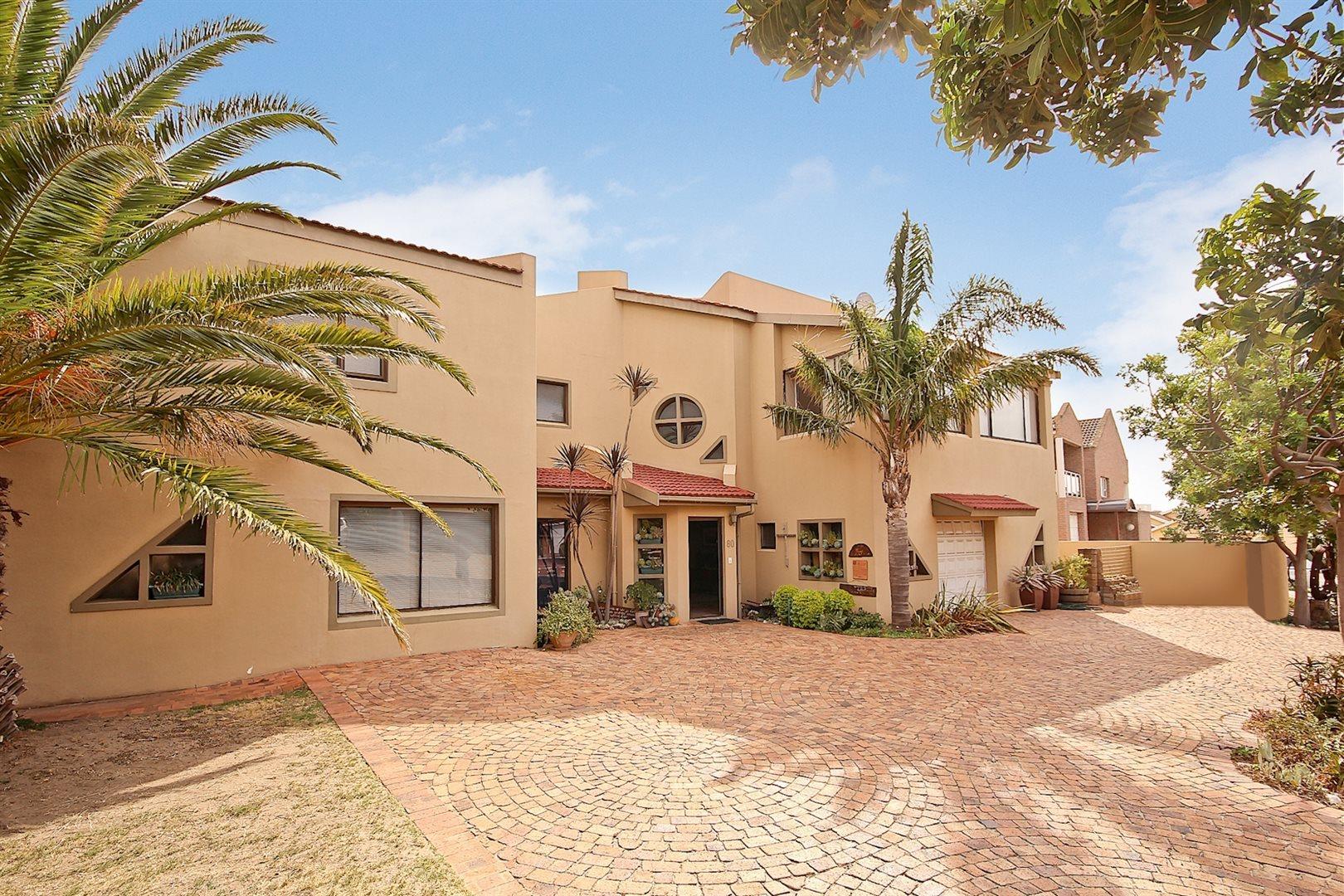 6 Bedroom House For Sale in Greenways Golf Estate RE/MAX™ of Southern Africa
