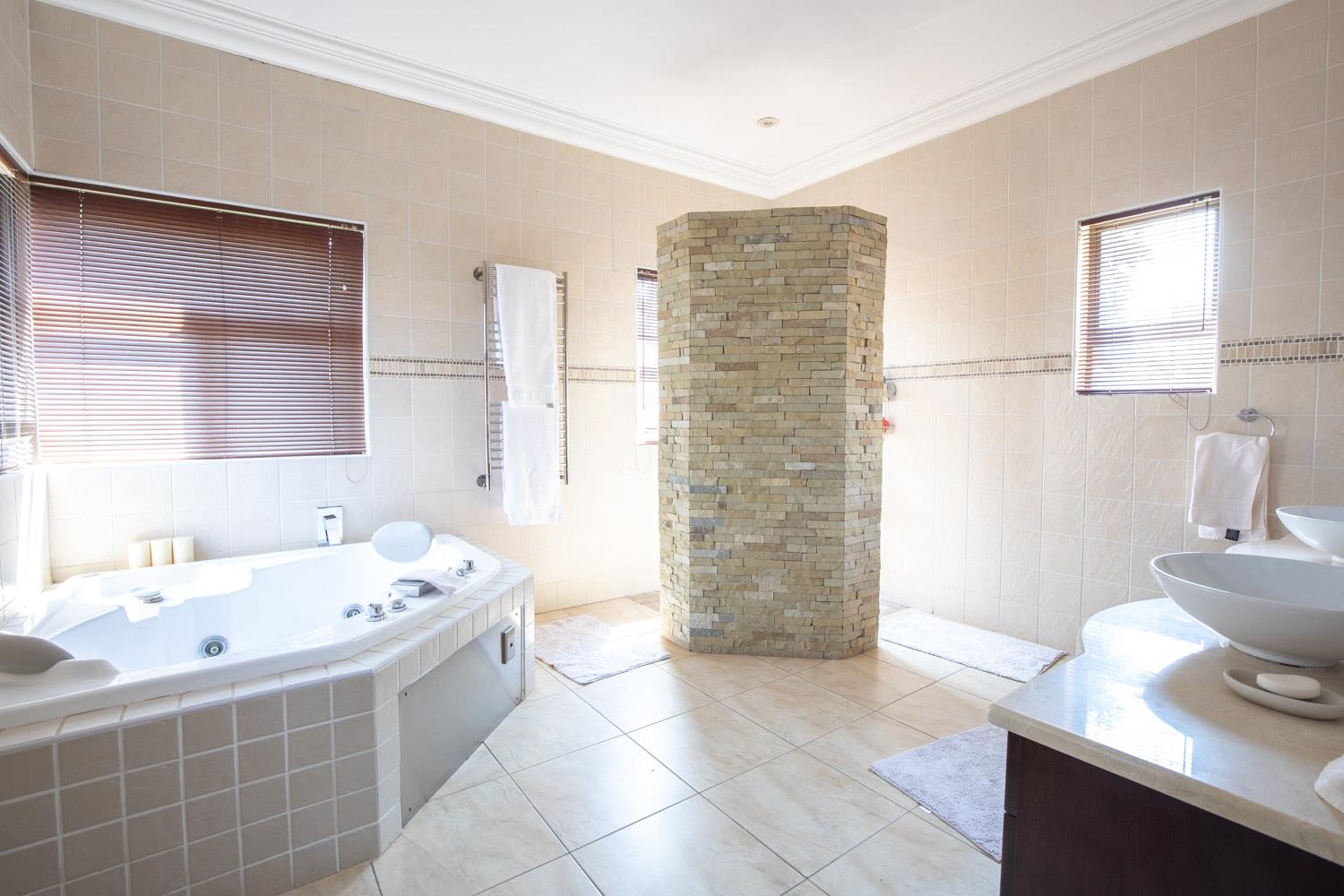 5 Bedroom House For Sale in Boardwalk Meander RE/MAX™ of Southern Africa
