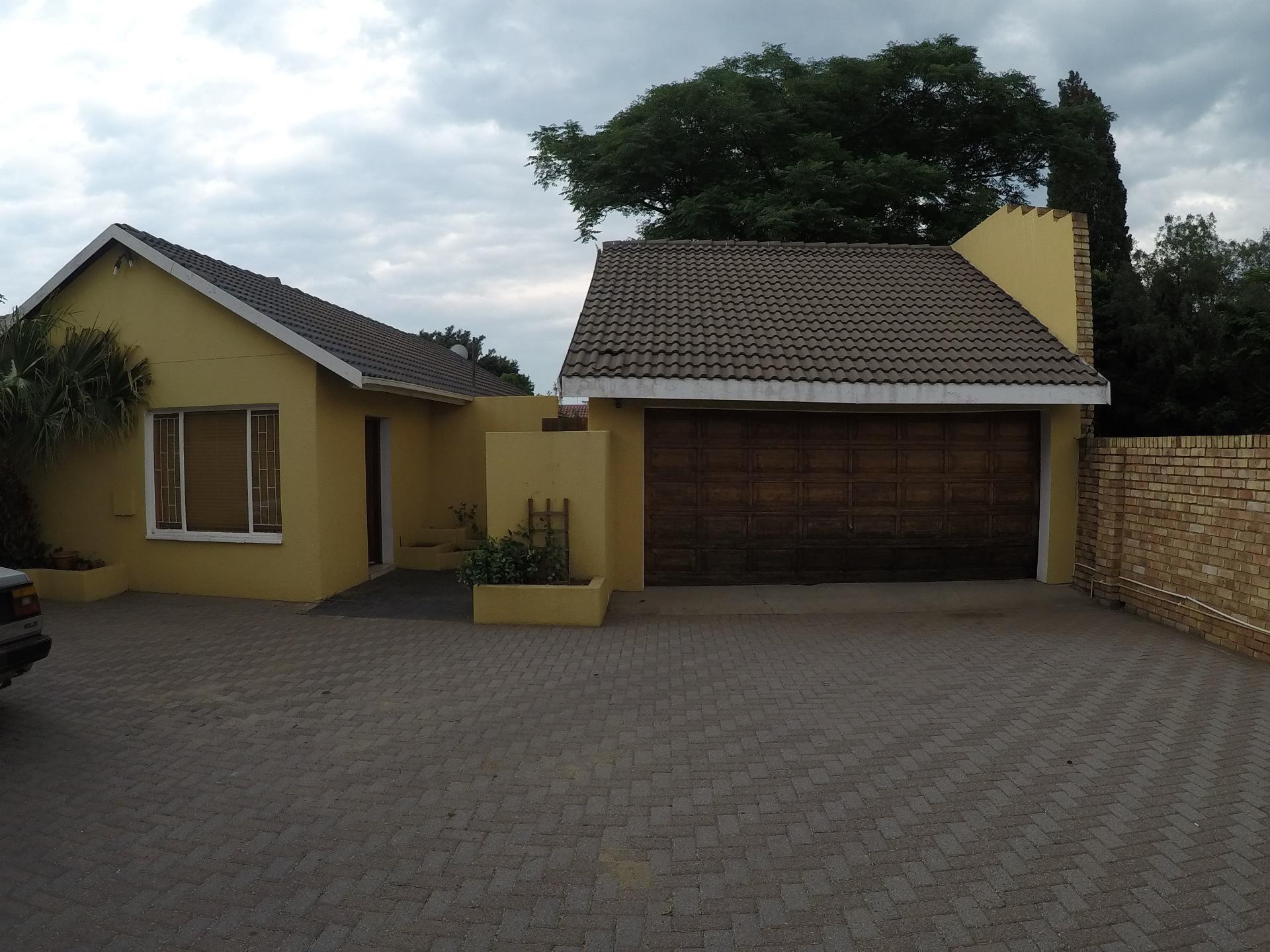 3 Bedroom House For Sale in Sharonlea RE/MAX™ of Southern Africa