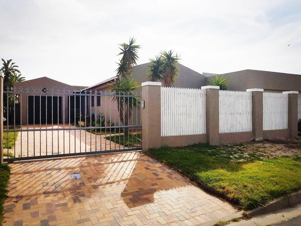 5 Bedroom House For Sale in Parklands RE/MAX™ of Southern Africa