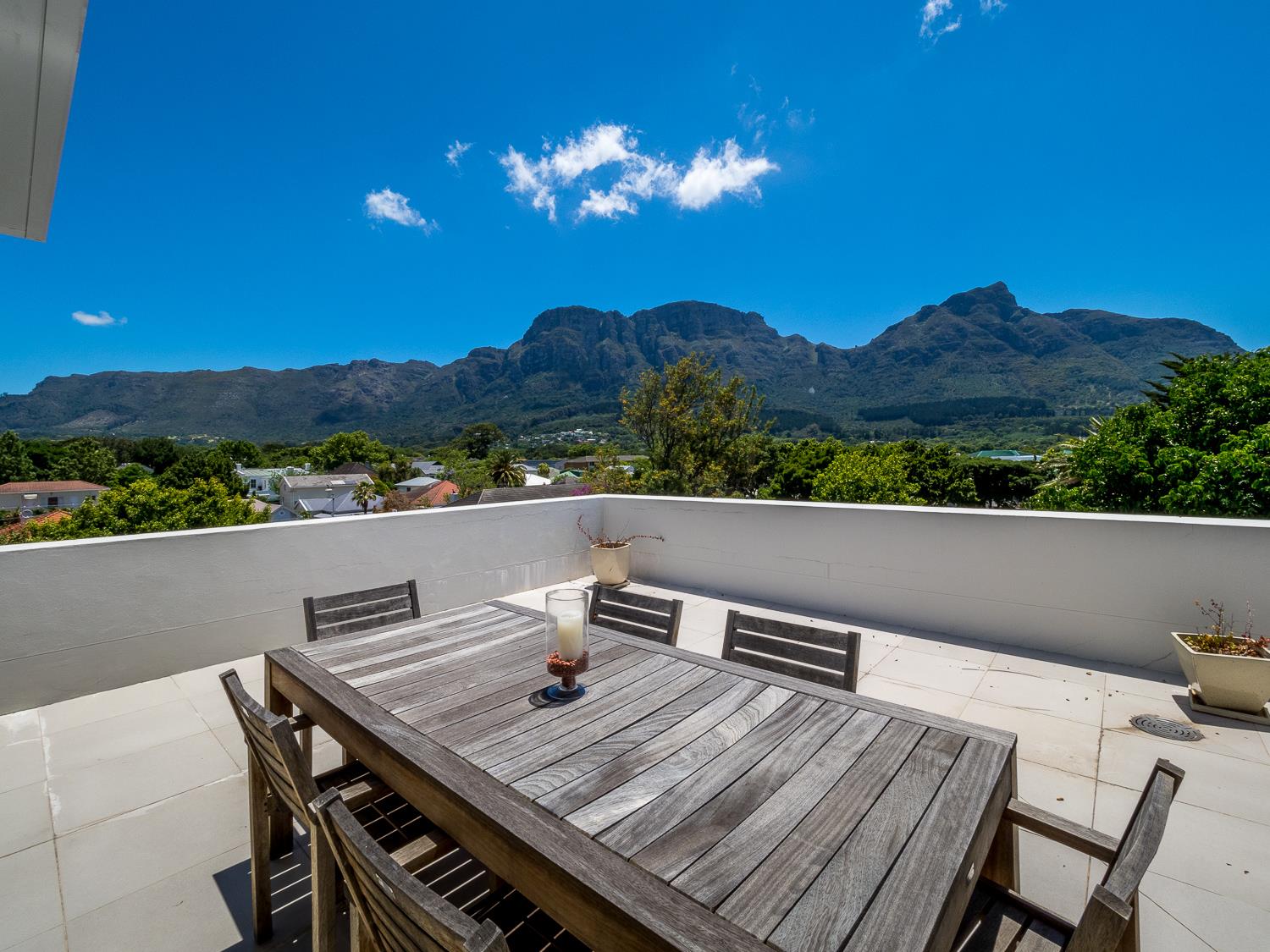 2 Bedroom Apartment / Flat For Sale in Claremont Upper RE/MAX™ of Southern Africa
