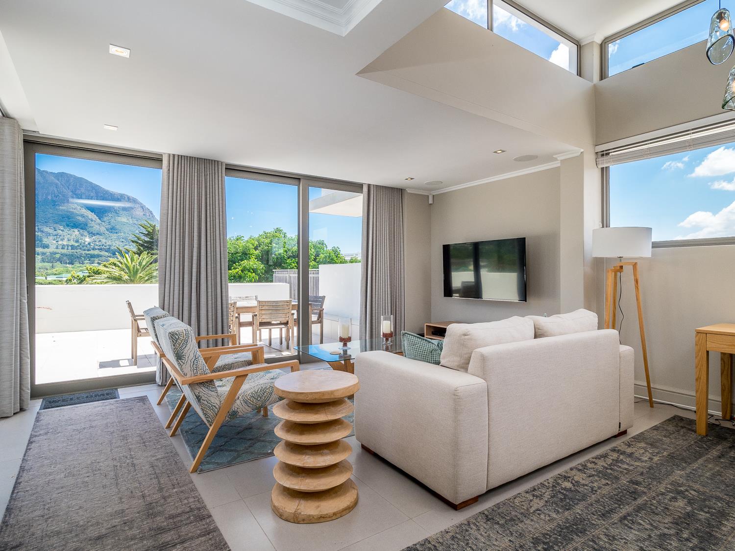 2 Bedroom Apartment / Flat For Sale in Claremont Upper RE/MAX™ of Southern Africa