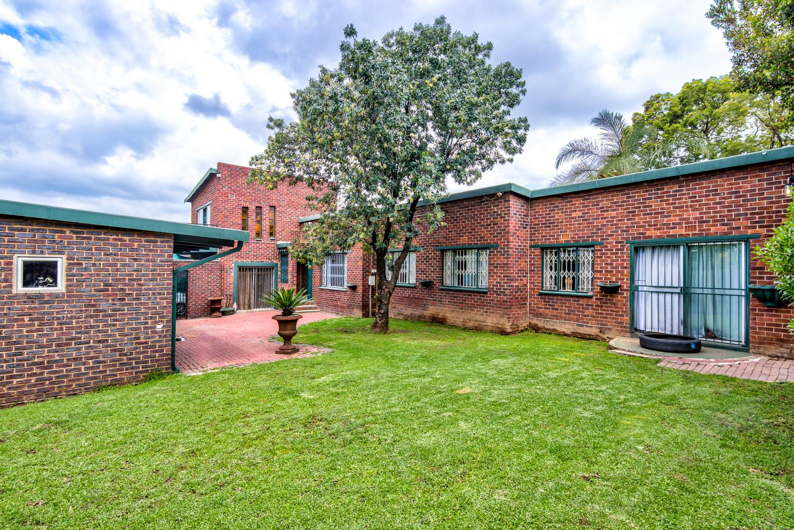 4 Bedroom House For Sale in Glen Marais RE/MAX™ of Southern Africa