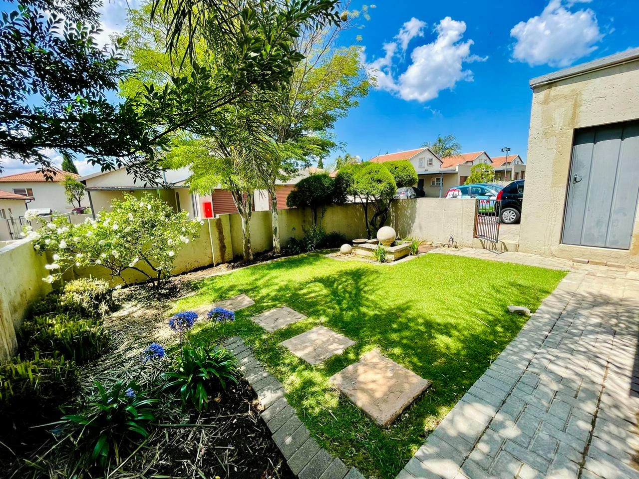 2 Bedroom Townhouse To Rent in Oakdene RE/MAX™ of Southern Africa