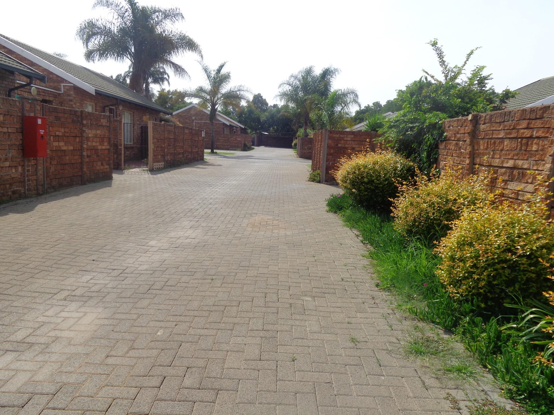 2 Bedroom House To Rent in Elarduspark RE/MAX™ of Southern Africa