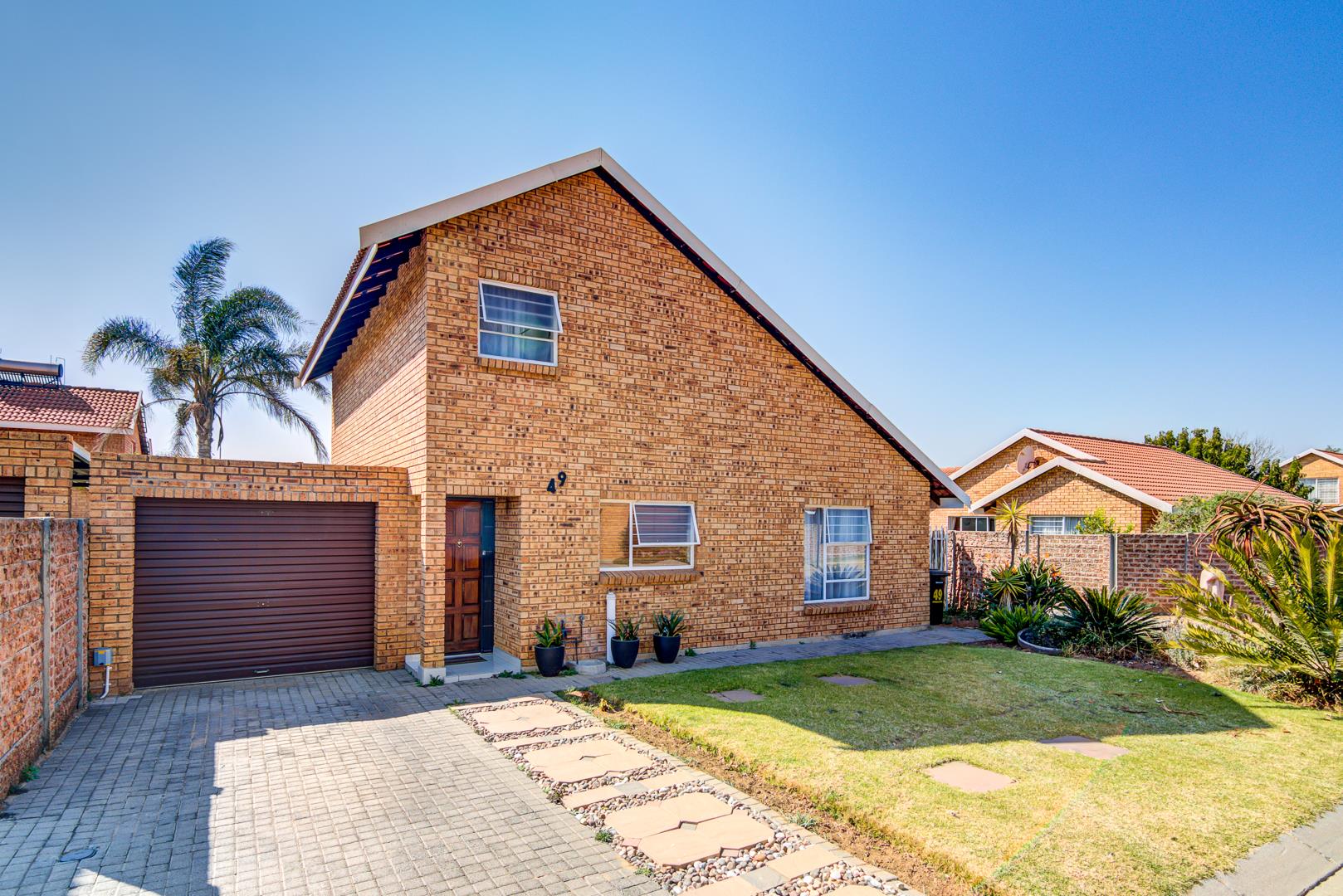 4 Bedroom House For Sale in Bonaero Park RE/MAX™ of Southern Africa