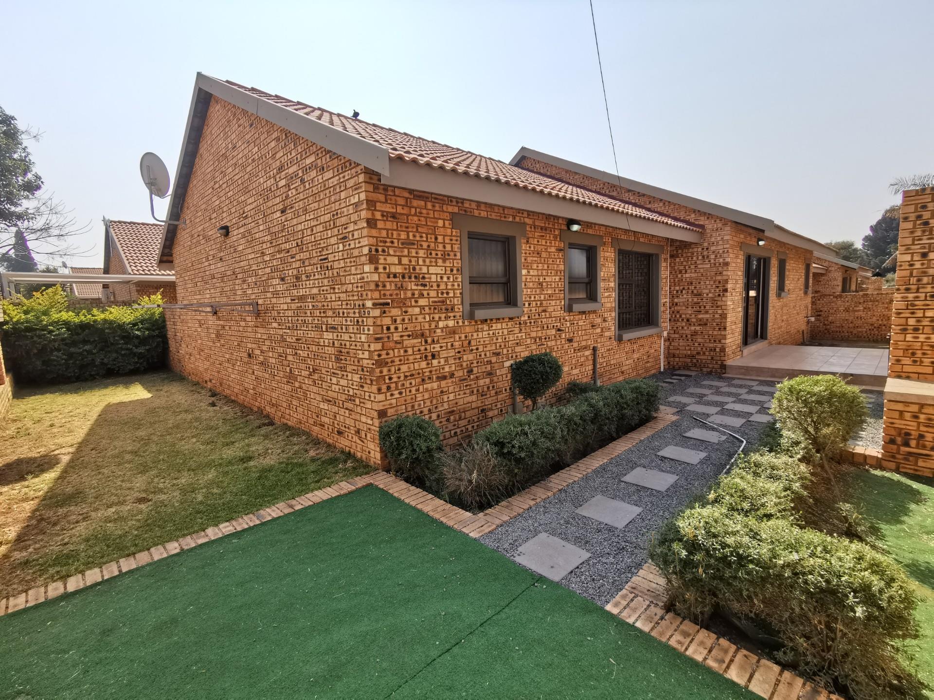 3 Bedroom House For Sale in New Redruth RE/MAX™ of Southern Africa
