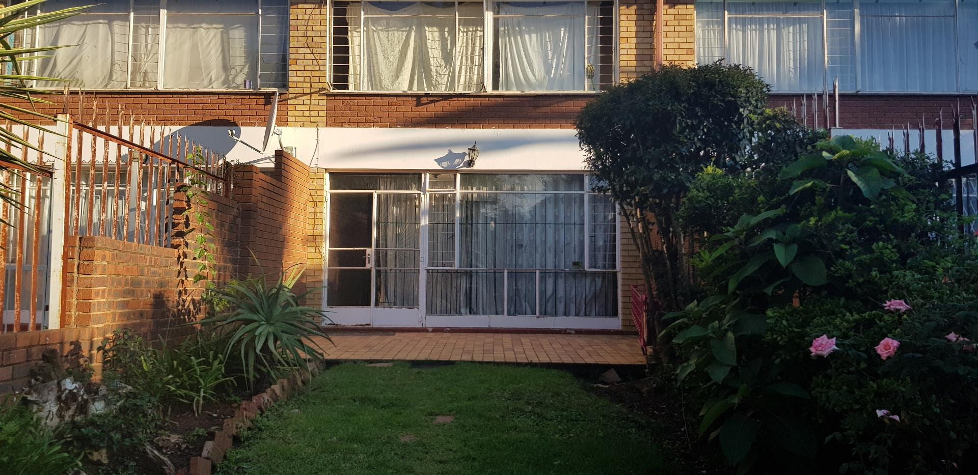 2 Bedroom Townhouse For Sale in Windsor West RE/MAX™ of Southern Africa