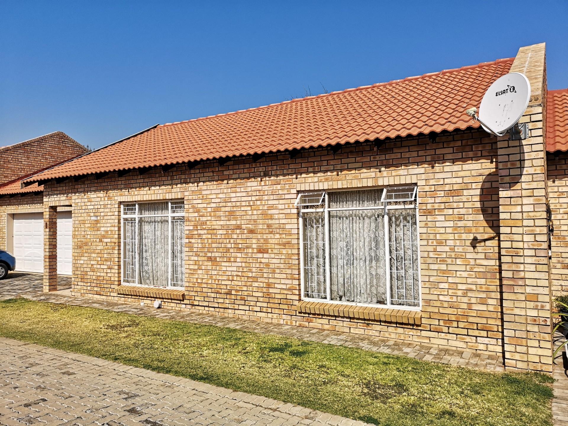 2 Bedroom Townhouse For Sale in Wilkoppies RE/MAX™ of Southern Africa