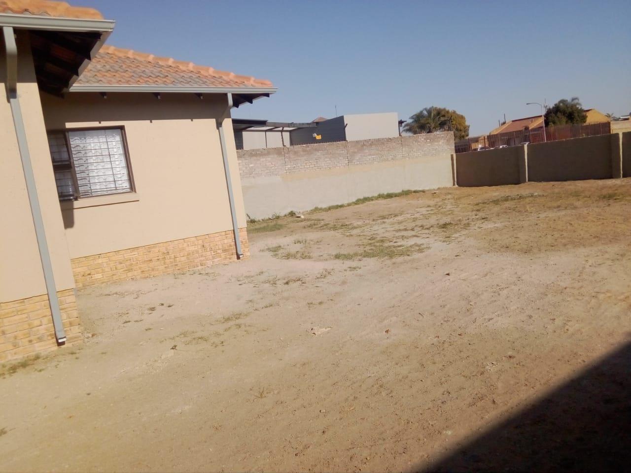 3 Bedroom House For Sale in Azaadville Gardens RE/MAX™ of Southern Africa