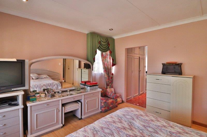 4 Bedroom House For Sale in Robertsham | RE/MAX™ of