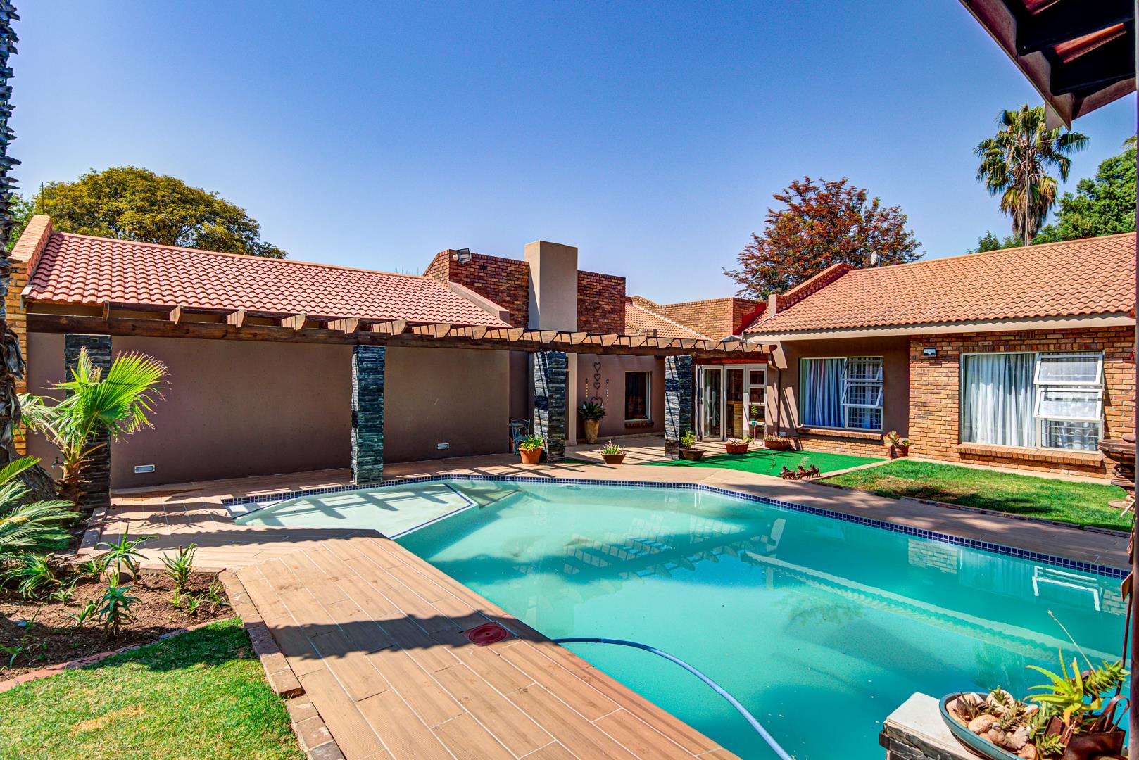 4 Bedroom House For Sale in Alphen Park RE/MAX™ of Southern Africa