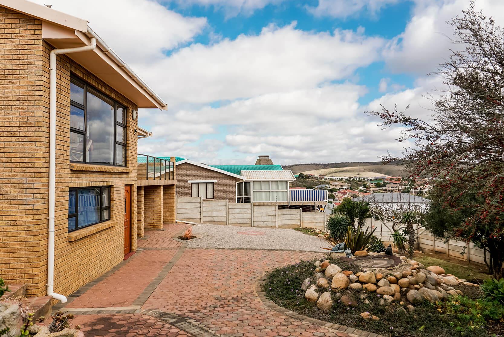 3 Bedroom House For Sale in Hartenbos Heuwels RE/MAX™ of Southern Africa