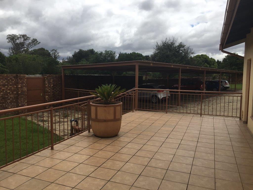 Spacious 1 bedroom flat available in a quiet complex near CBD in Lydenburg