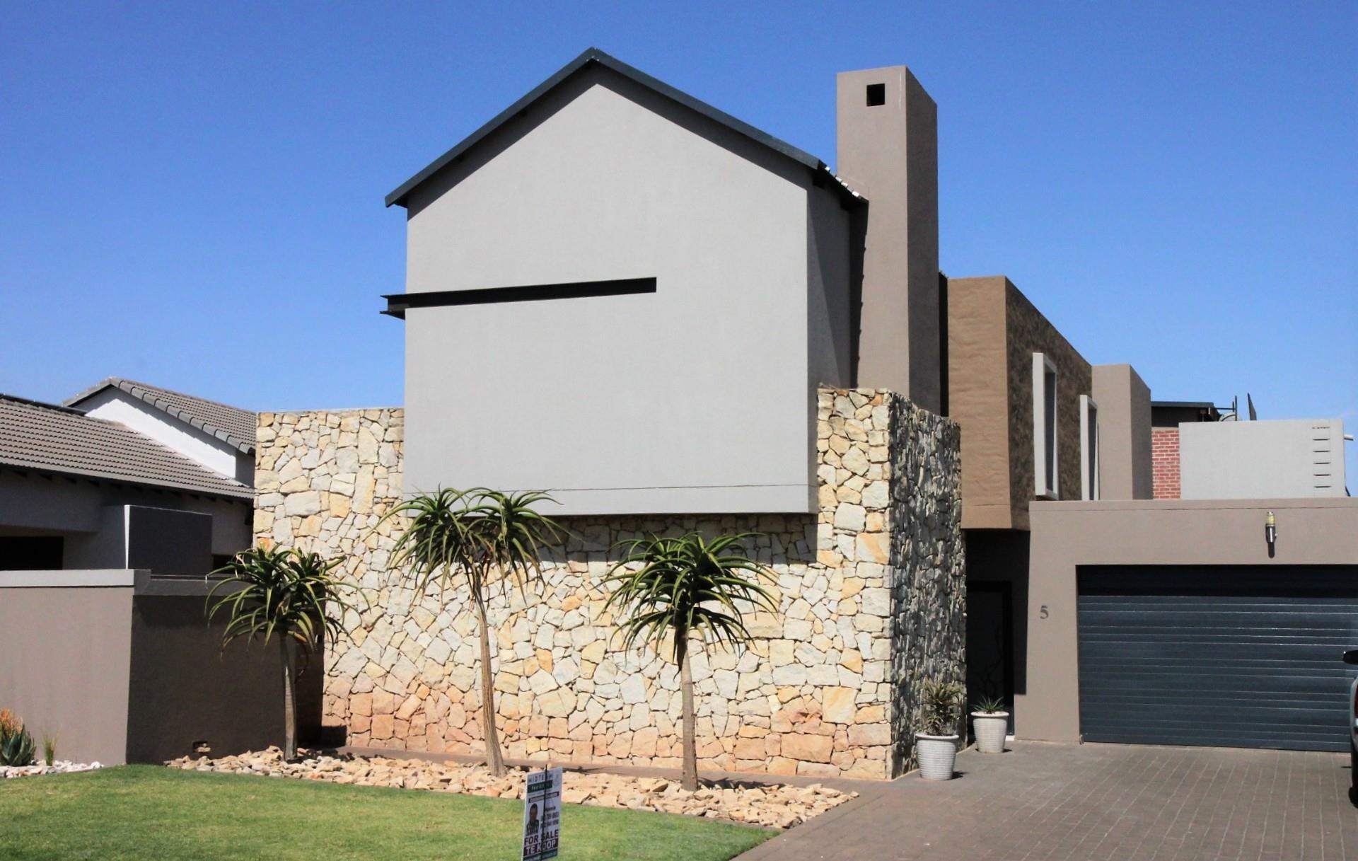 3 Bedroom House For Sale in Midstream Ridge Estate RE/MAX™ of