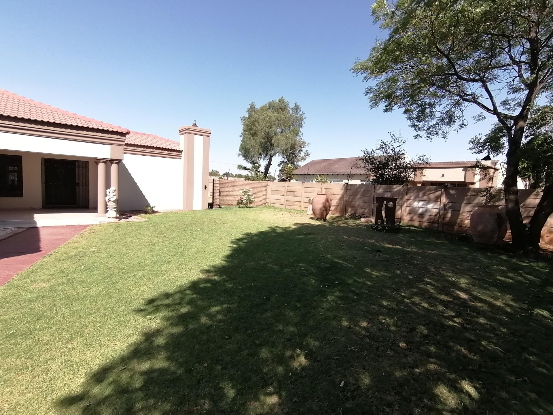 4 Bedroom House For Sale in Flora Gardens RE/MAX™ of Southern Africa