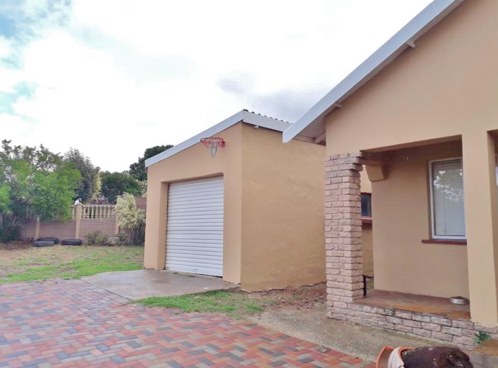 3 Bedroom House For Sale in Kwamagxaki RE/MAX™ of Southern Africa