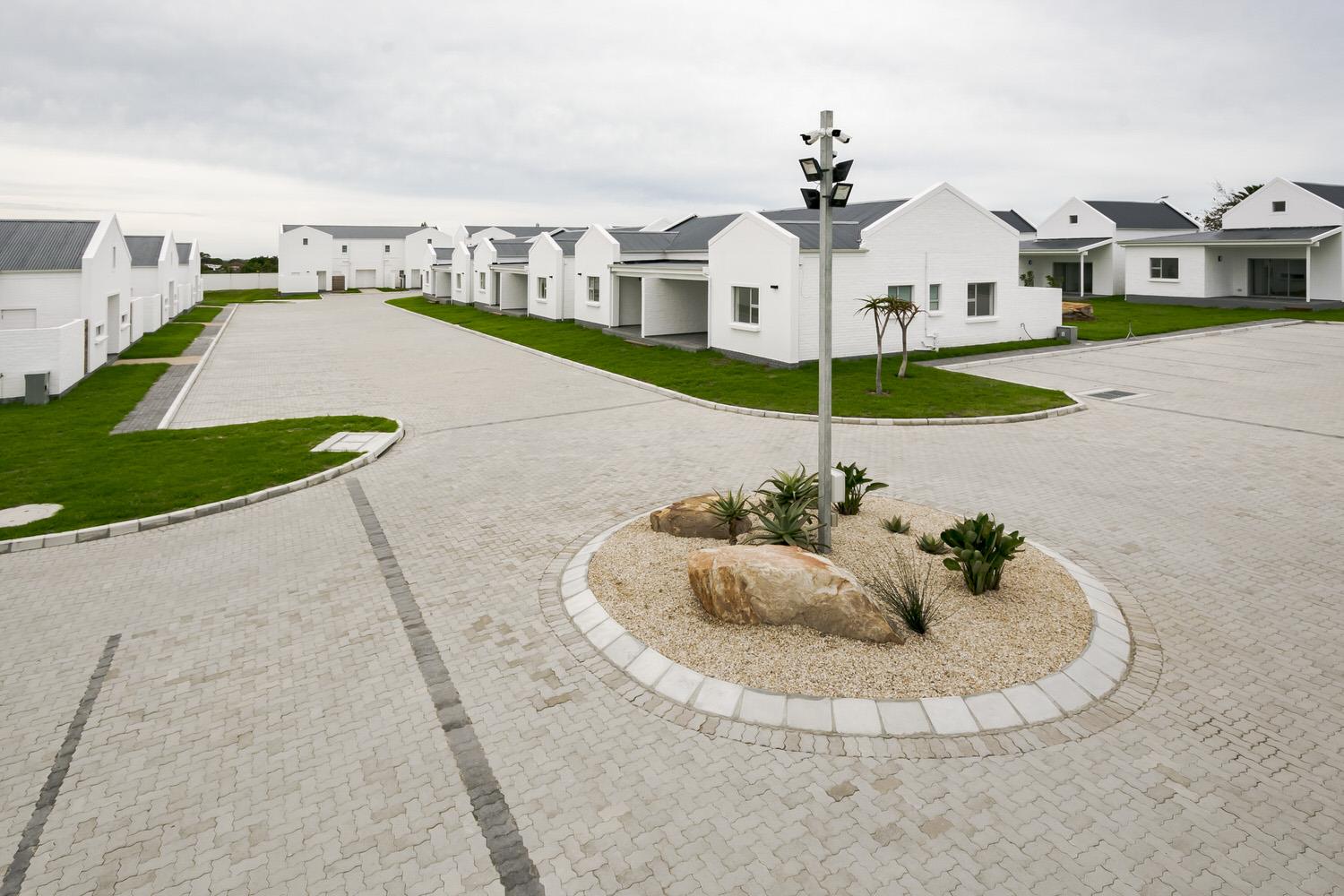 2 Bedroom Townhouse For Sale in Pinelands RE/MAX™ of Southern Africa