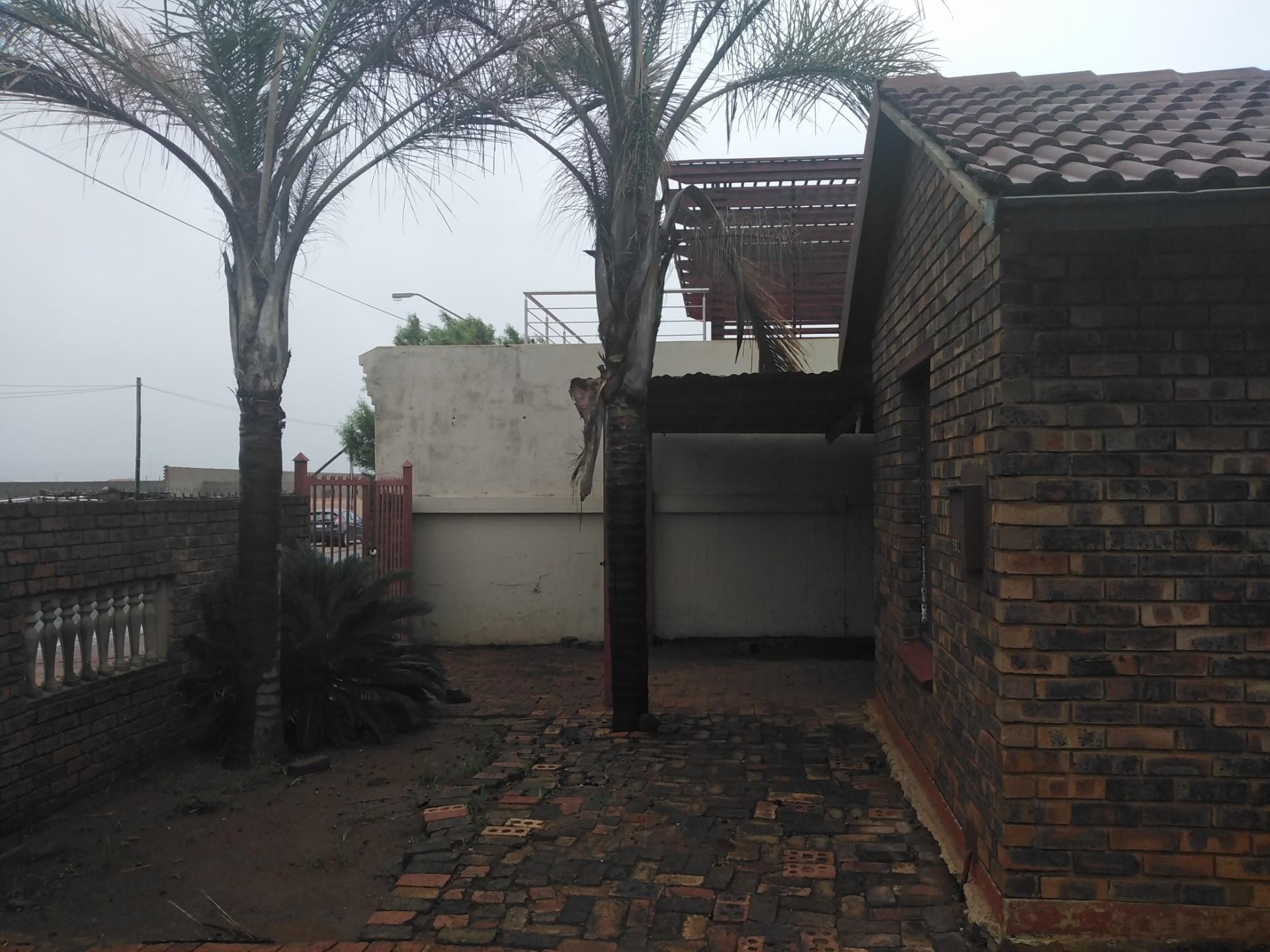 3 Bedroom House For Sale in Nellmapius RE/MAX™ of Southern Africa