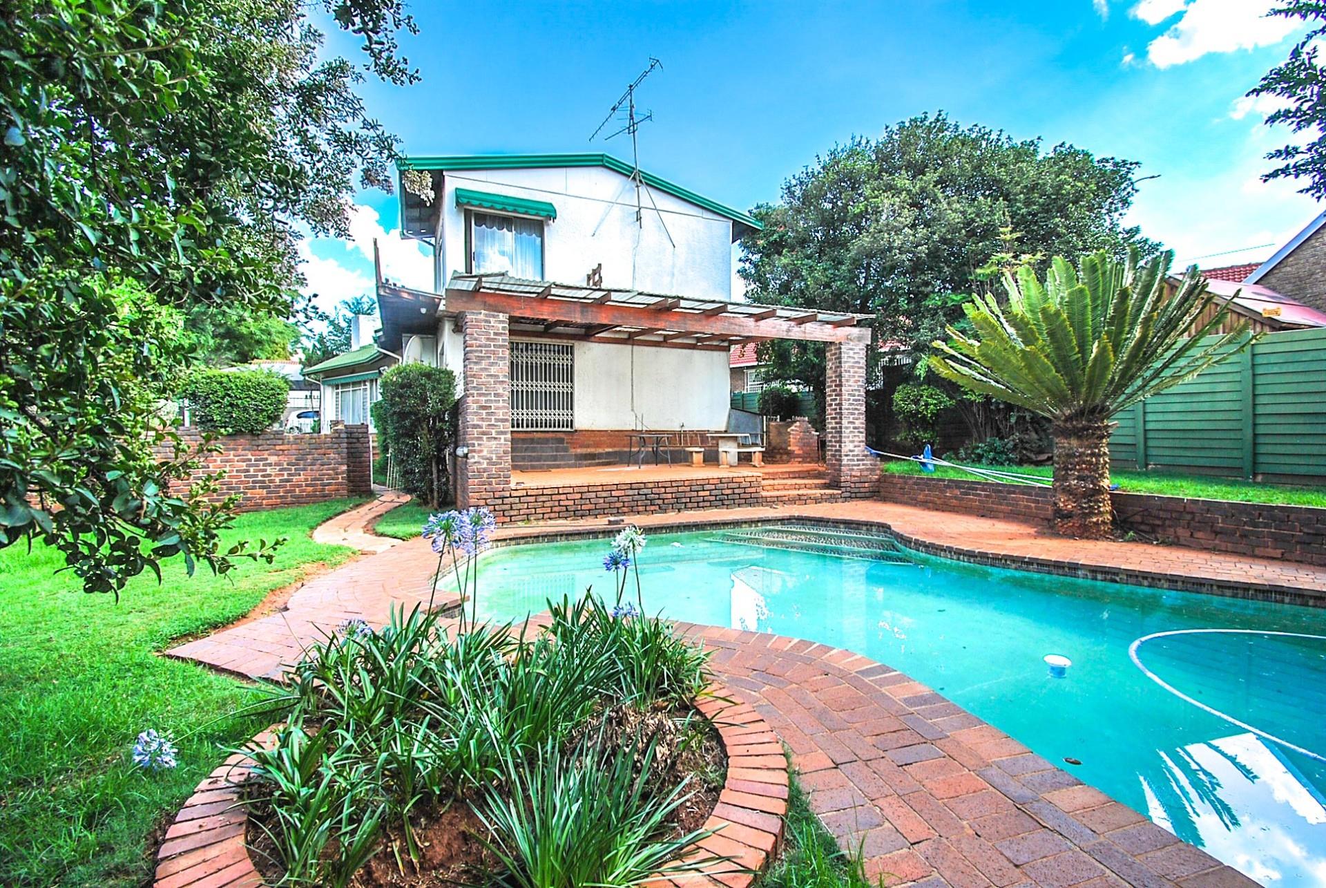 4 Bedroom House For Sale in Florida Glen RE/MAX™ of Southern Africa