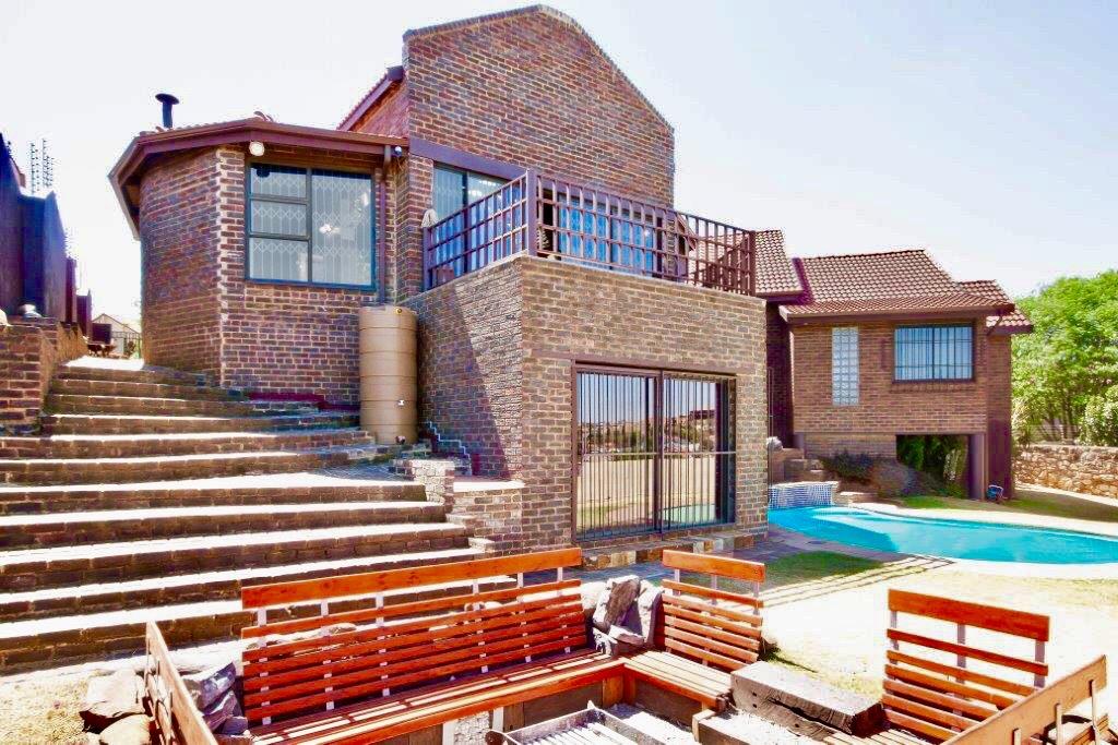 4 Bedroom House For Sale in Kenmare RE/MAX™ of Southern Africa