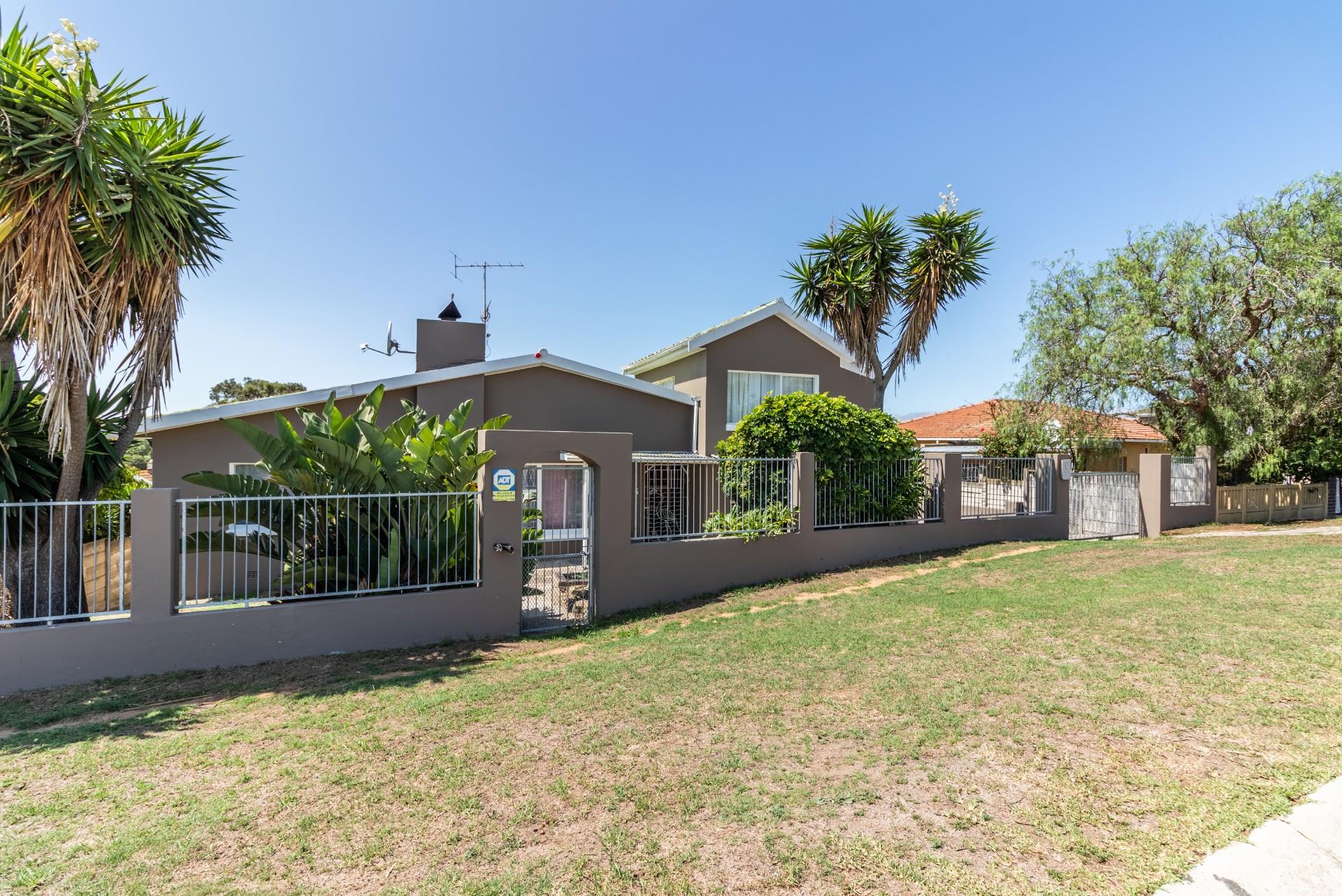 5 Bedroom House To Rent in Westering RE/MAX™ of Southern Africa