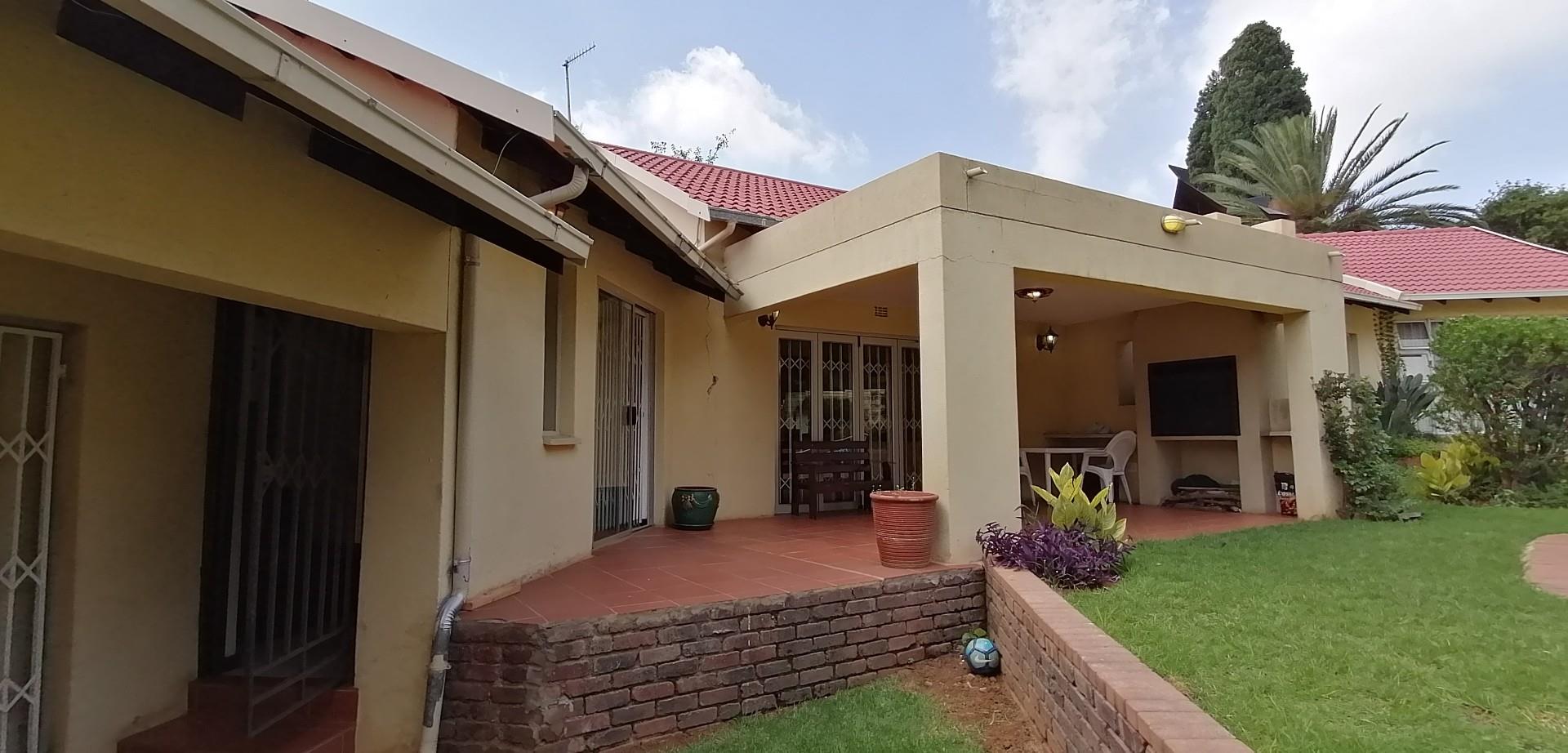 4 Bedroom House For Sale in Glenvista RE/MAX™ of Southern Africa
