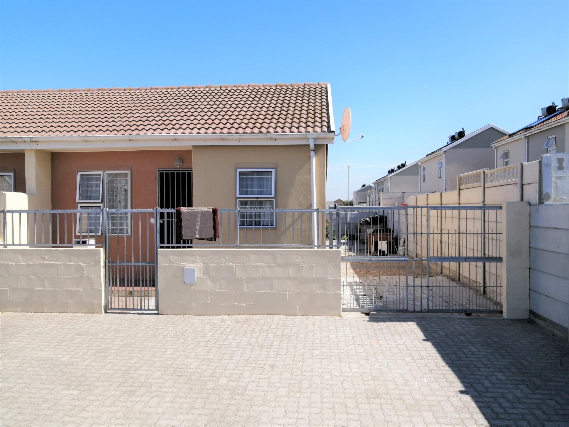 2 Bedroom House For Sale in Pelican Park RE/MAX™ of Southern Africa