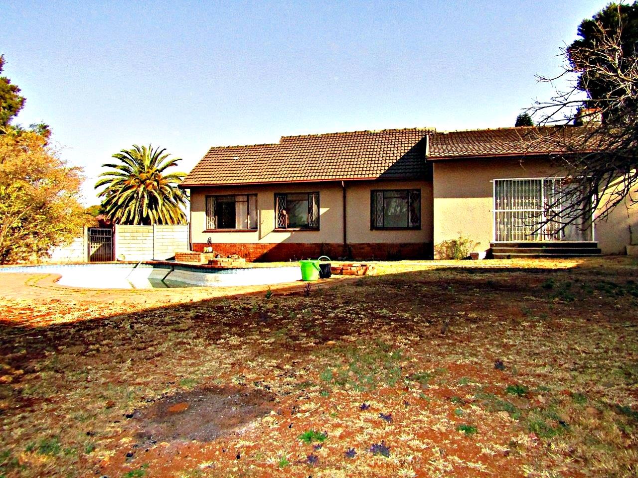 3 Bedroom House For Sale in Birch Acres RE/MAX™ of Southern Africa