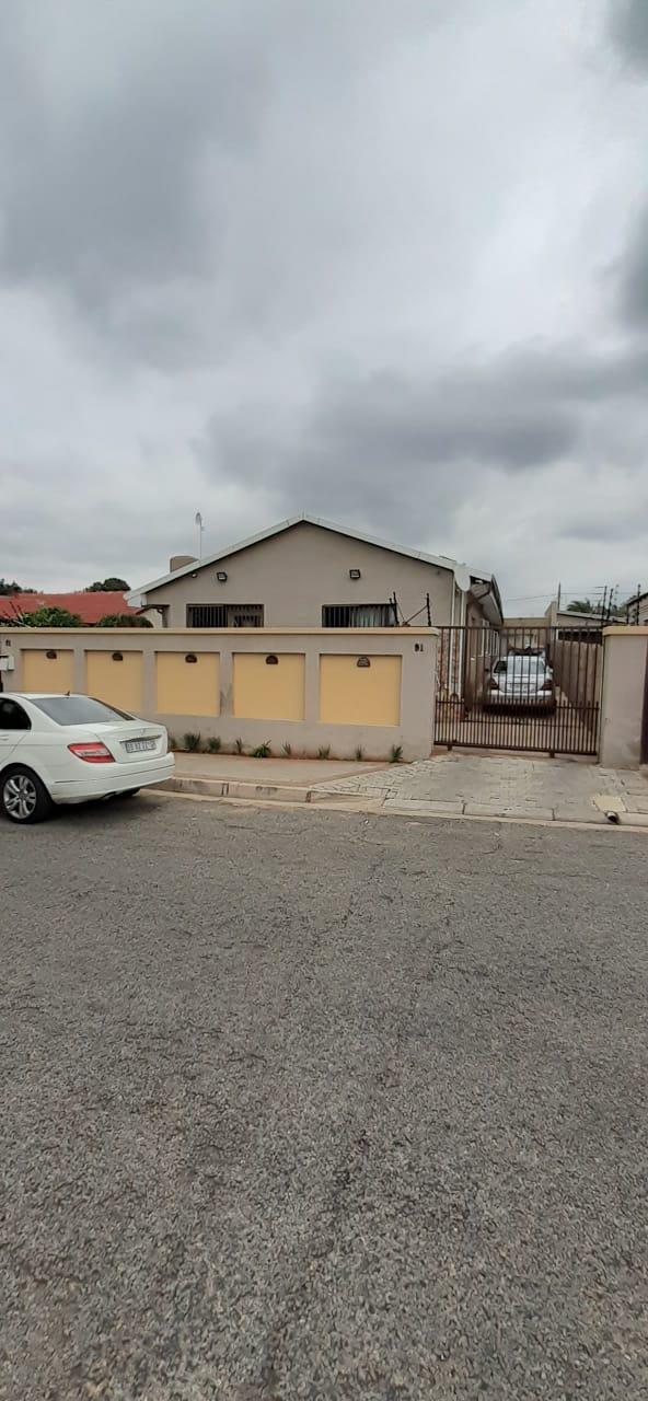 4 Bedroom House For Sale in Sophiatown RE/MAX™ of Southern Africa