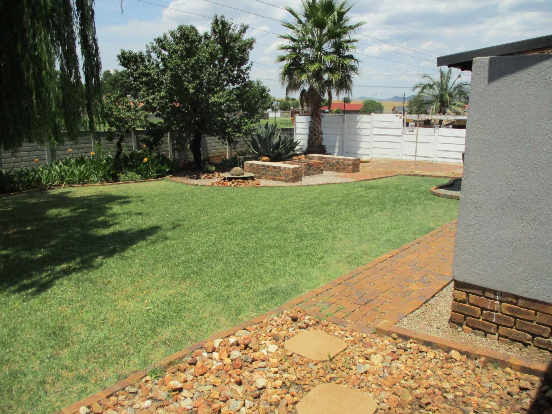 3 Bedroom House For Sale in Brackendowns RE/MAX™ of Southern Africa