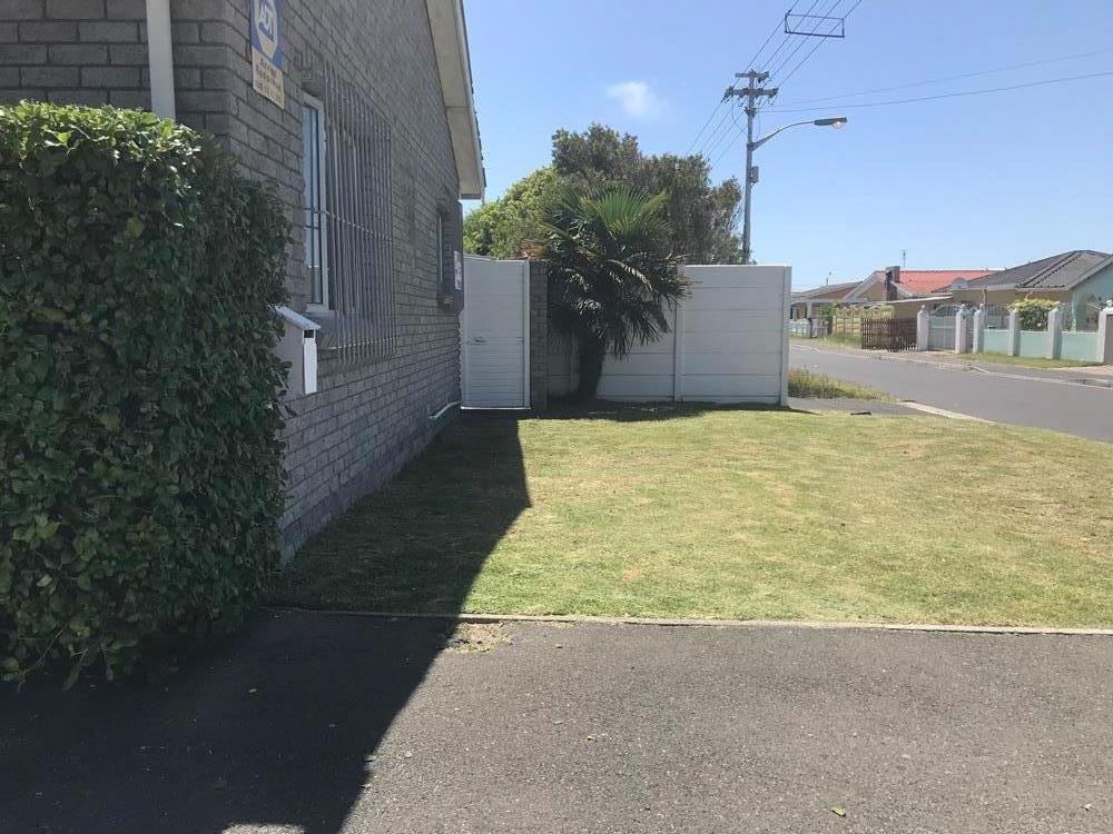 3 Bedroom House For Sale in Grassy Park RE/MAX™ of Southern Africa