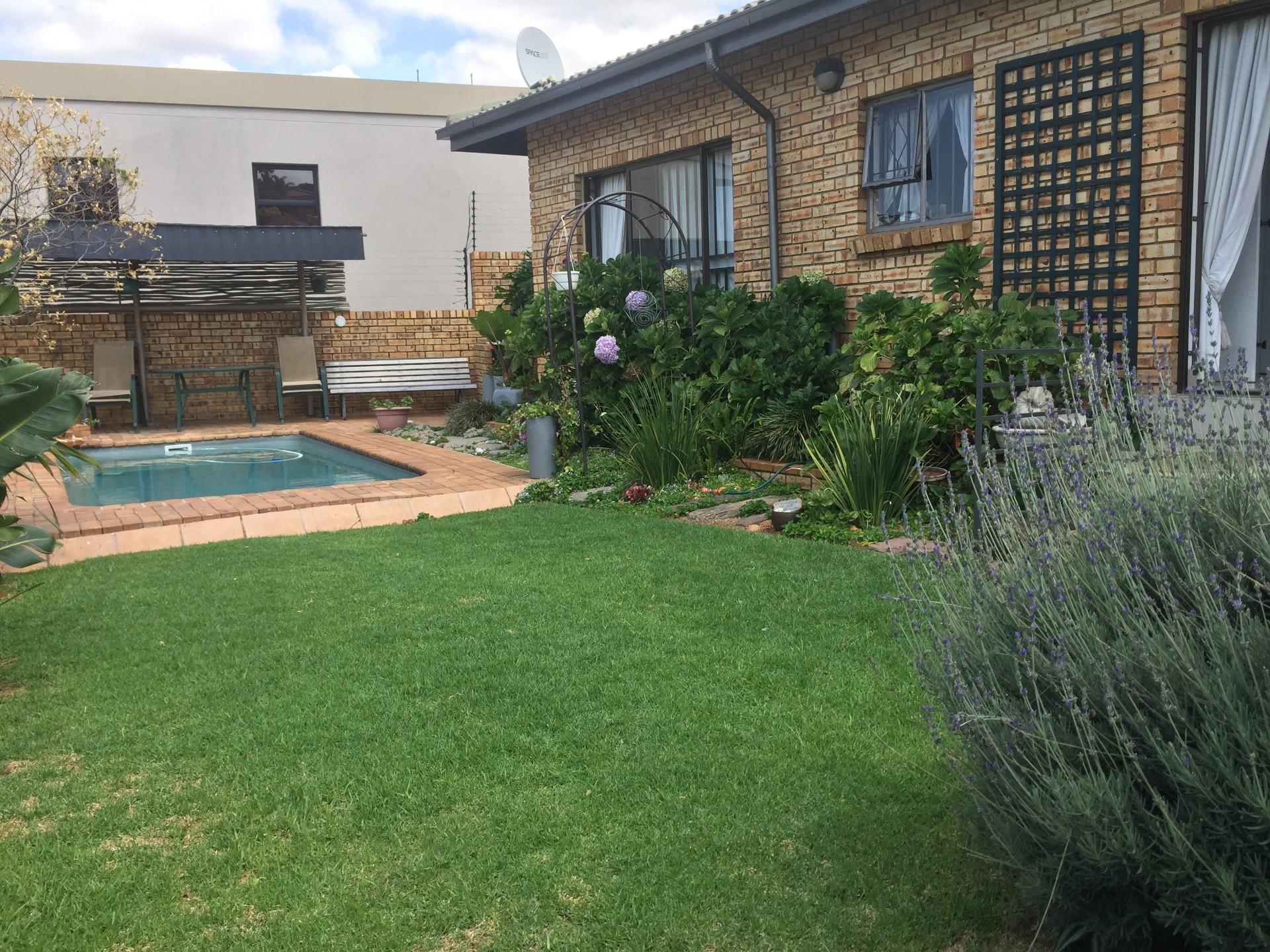 3 Bedroom House For Sale in Bassonia RE/MAX™ of Southern Africa