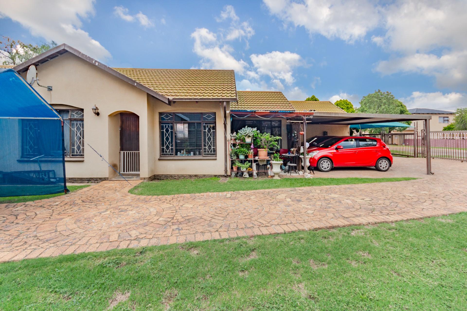 4 Bedroom House For Sale in Mayberry Park RE/MAX™ of Southern Africa