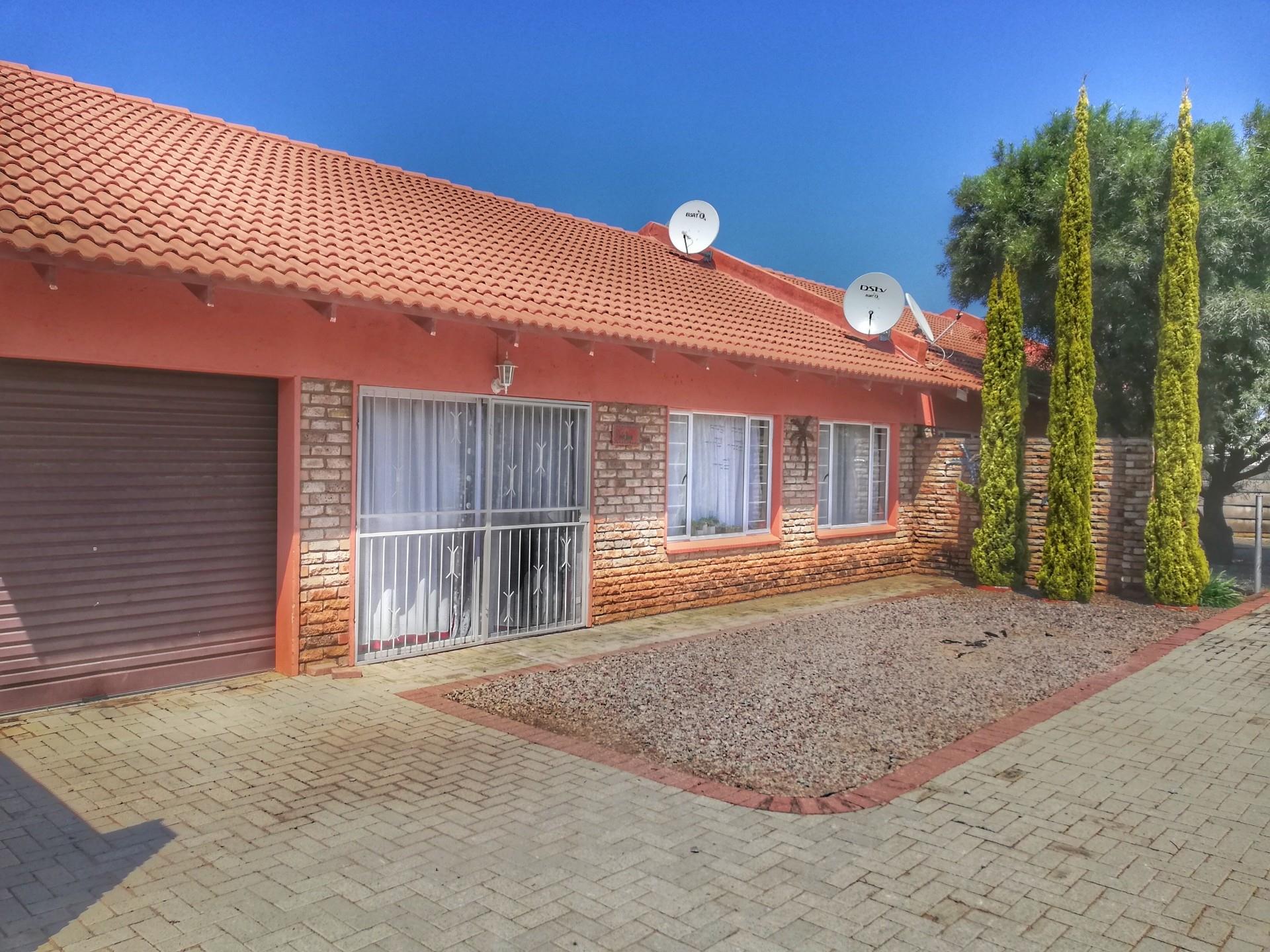 2 Bedroom Townhouse For Sale in Wilkoppies RE/MAX™ of Southern Africa
