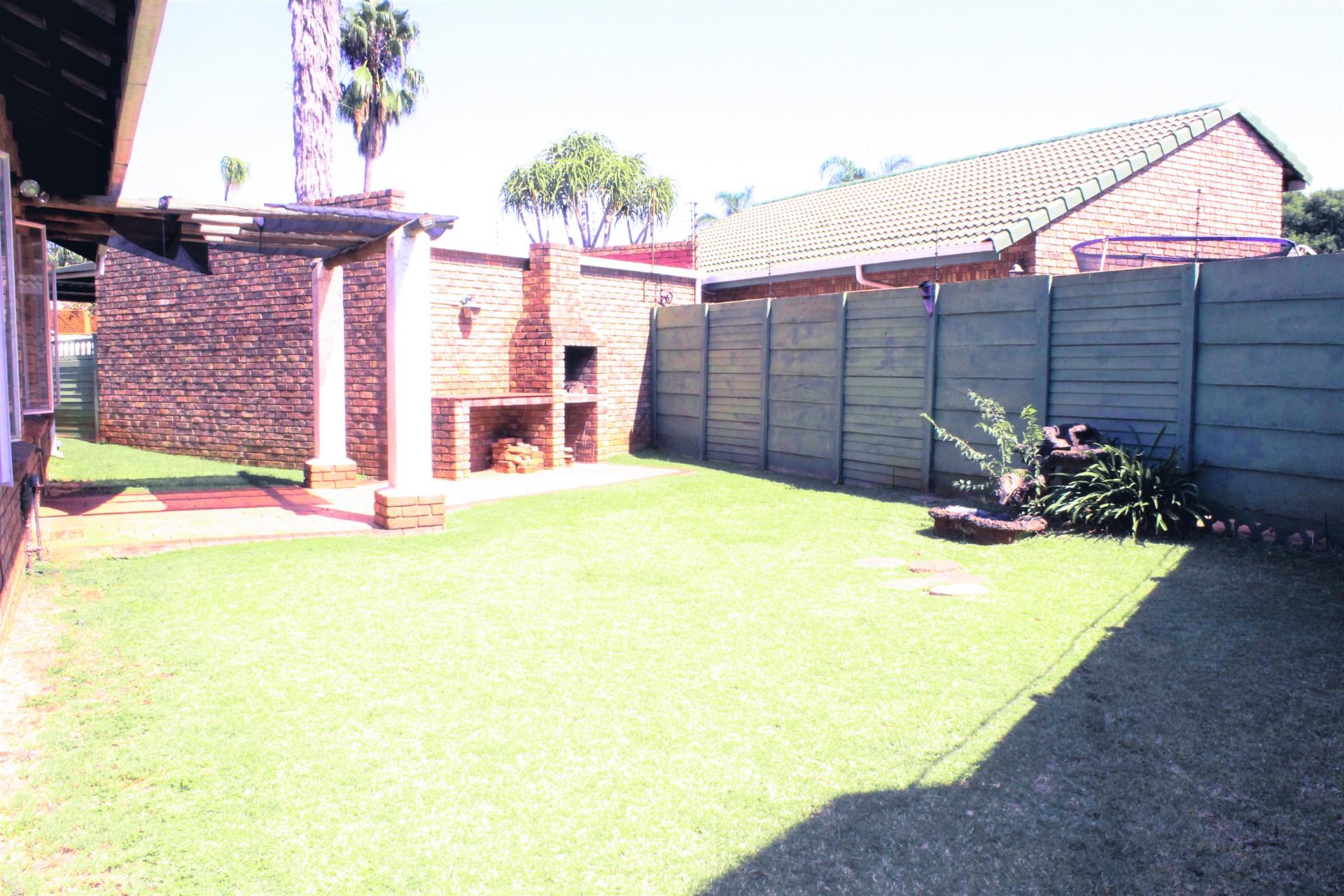 3 Bedroom Townhouse For Sale in Doornpoort RE/MAX™ of Southern Africa