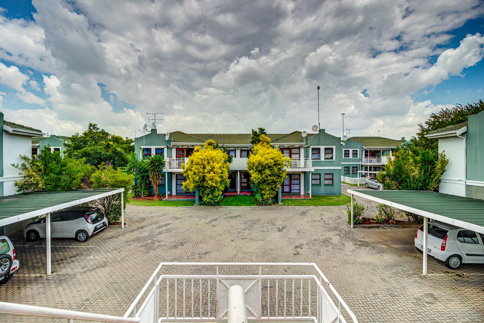 2 Bedroom Townhouse For Sale in Lakefield RE/MAX™ of Southern Africa