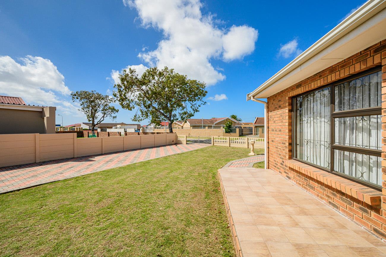 4 Bedroom House For Sale in Malabar RE/MAX™ of Southern Africa