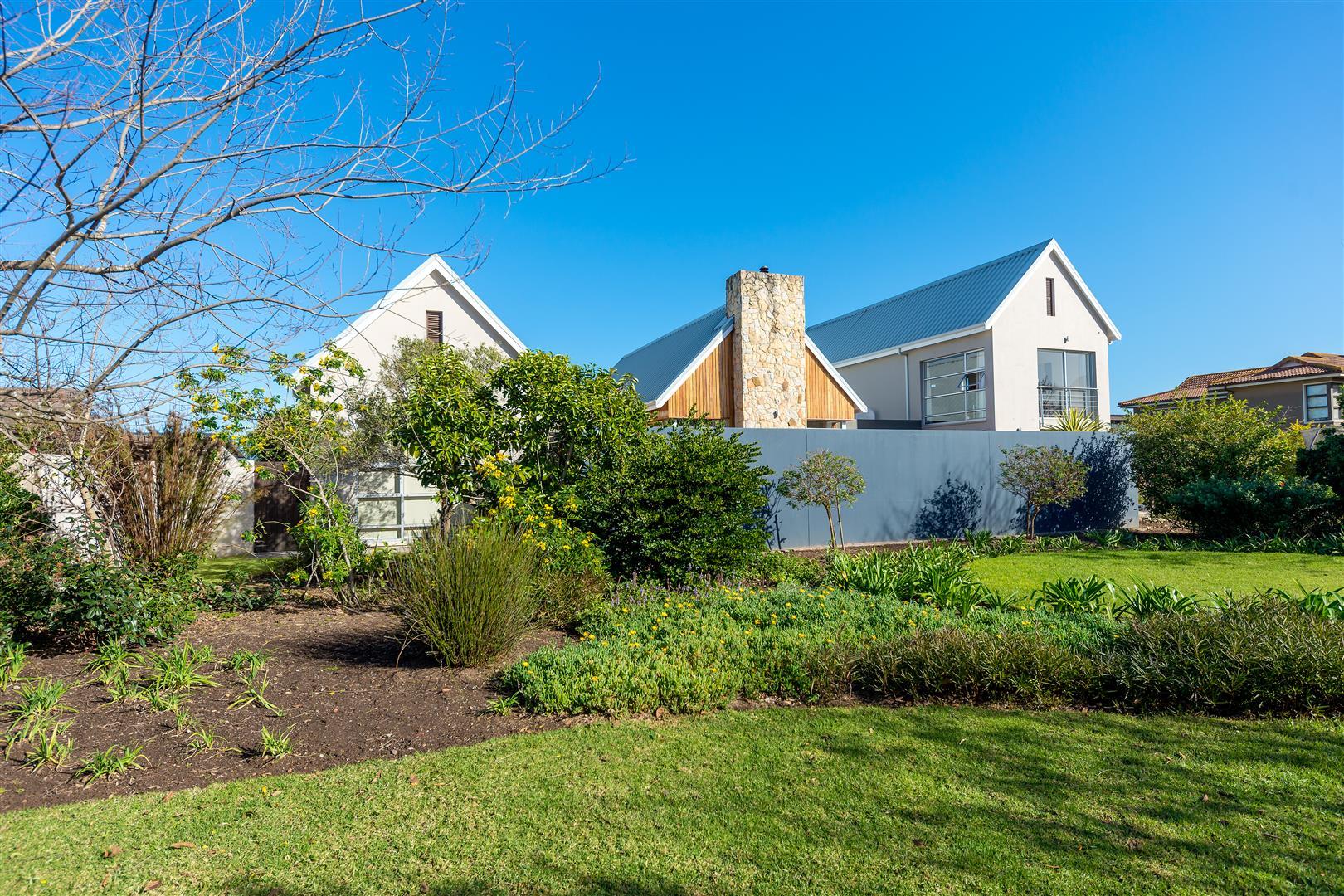 4 Bedroom House For Sale in Earls Court Lifestyle Estate RE/MAX™ of