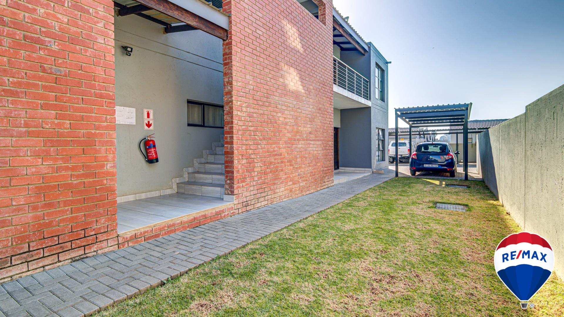 2 Bedroom Townhouse For Sale in Pomona RE/MAX™ of Southern Africa