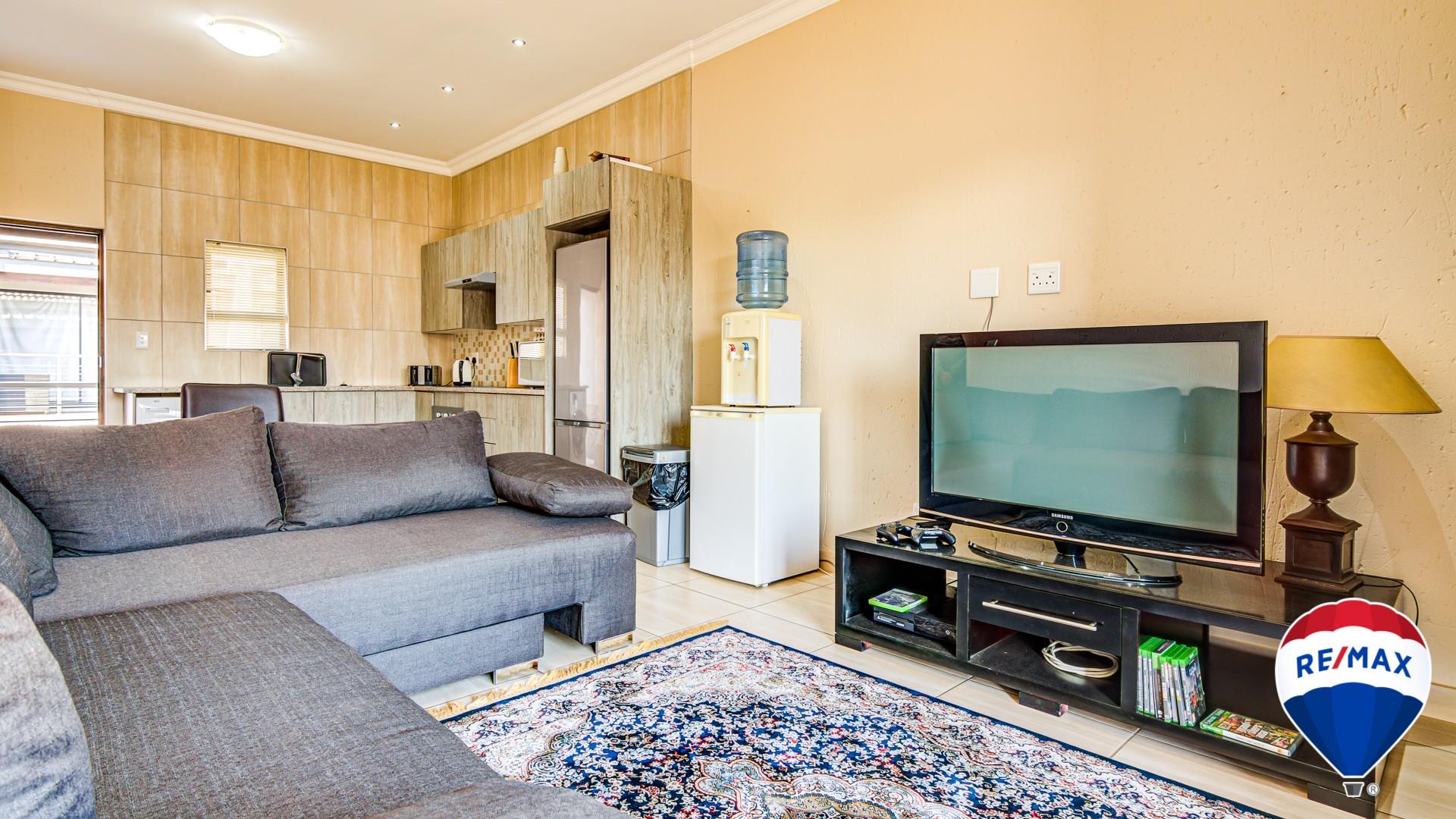 2 Bedroom Townhouse For Sale in Pomona RE/MAX™ of Southern Africa