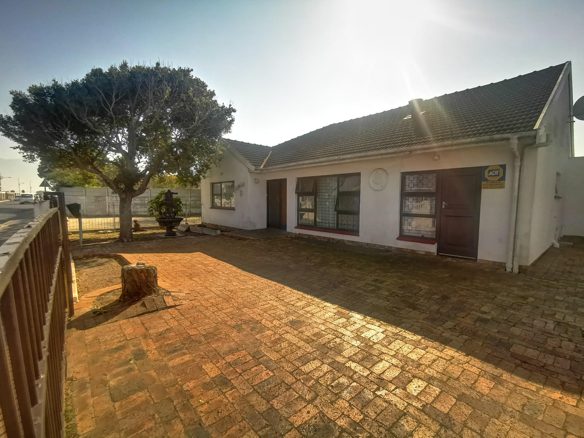 4 Bedroom House For Sale in Lotus River RE/MAX™ of Southern Africa