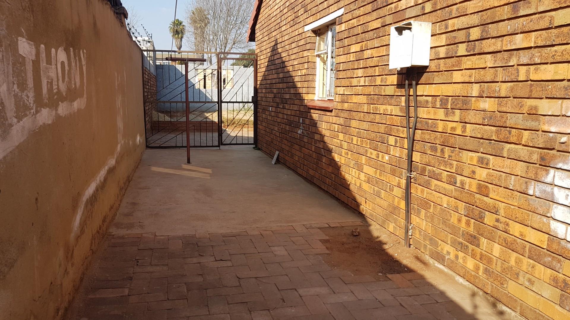 3 Bedroom House For Sale in Eldorado Park RE/MAX™ of Southern Africa