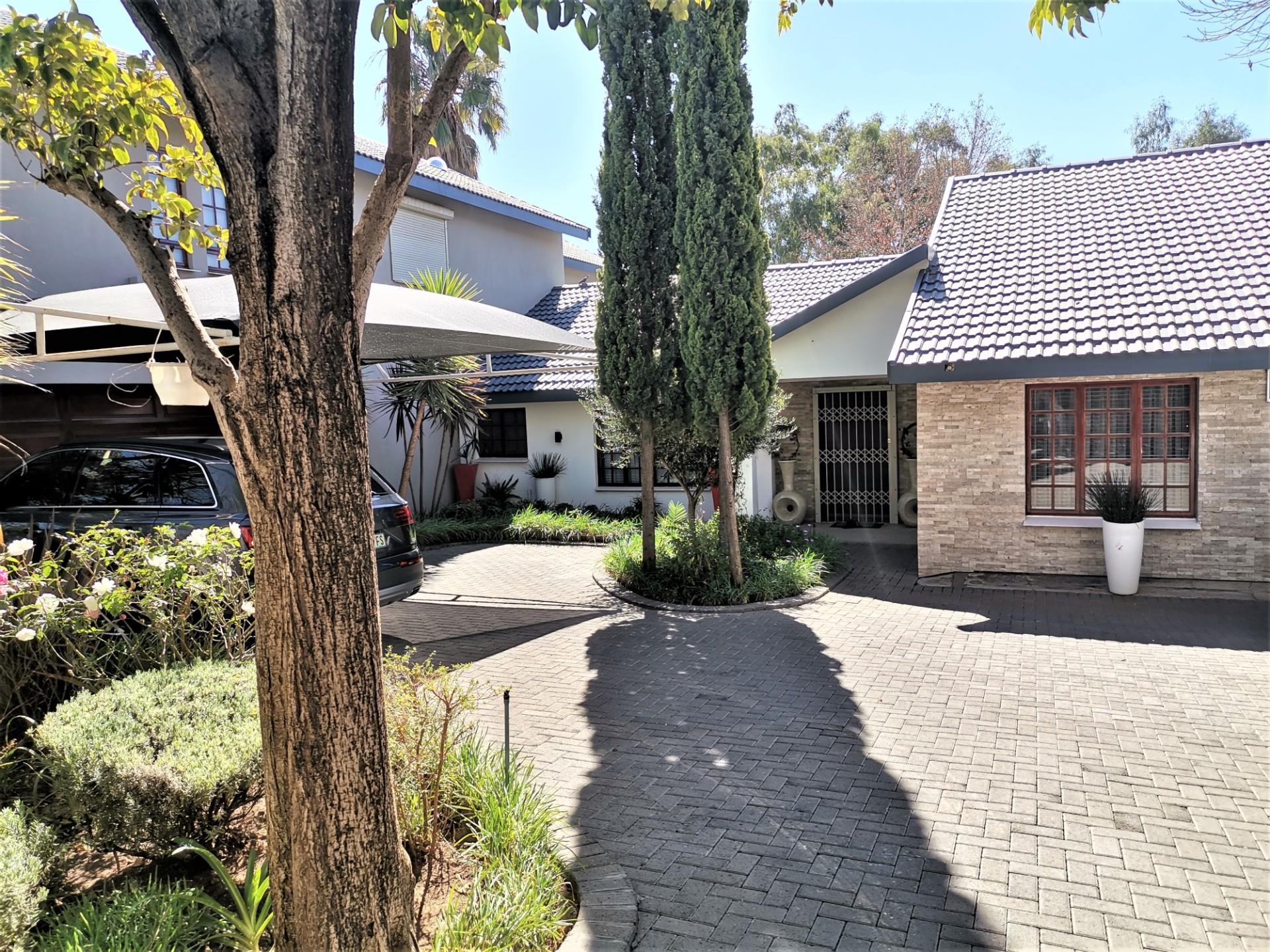 4 Bedroom House For Sale in Heuwelsig RE/MAX™ of Southern Africa